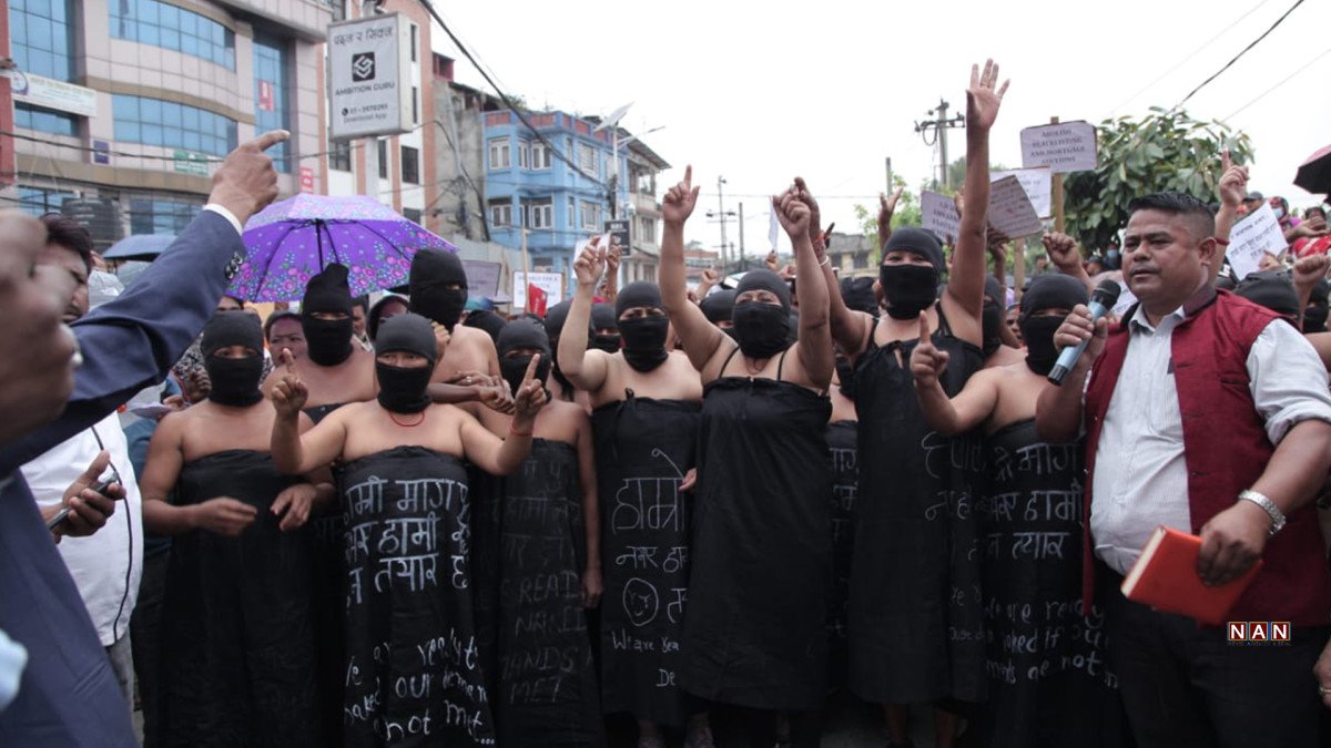सहकारी पीडितहरूको अर्धनग्न प्रदर्शन : सरकारले सम्झौता कार्यान्वयन नगरेको आरोप
