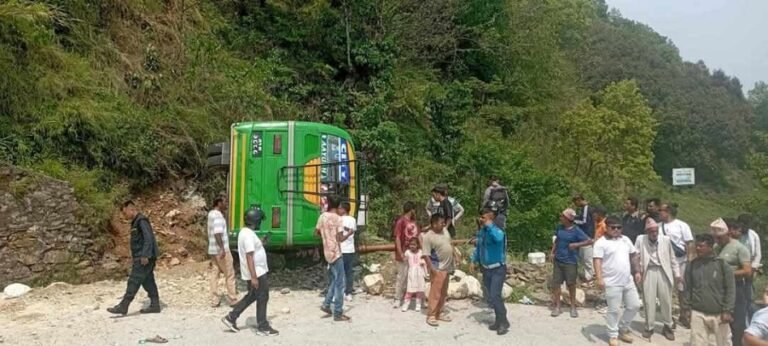 पोखराको विश्वशान्ति स्तूपा नजिक माईक्रोबस दुर्घटना, २६ घाइते