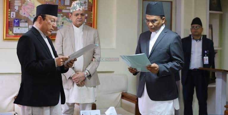 नेपाल राष्ट्र बैंकका गभर्नर डा. विश्व पौडेलले पदभार ग्रहण