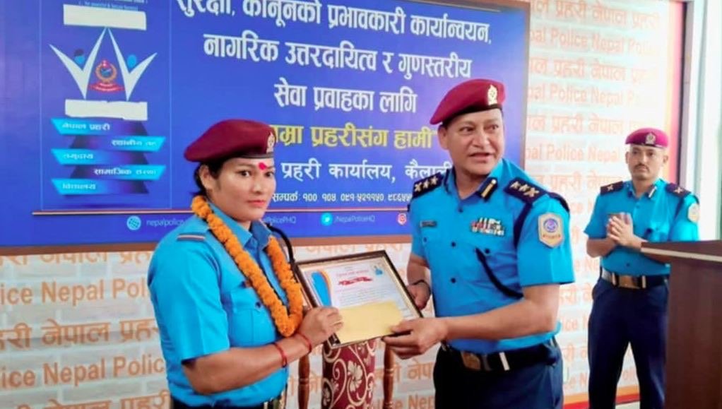 कैलालीमा बाटोमै सुत्केरी गराएकी महिलालाई सहयोग गर्ने प्रहरी जवान पुरस्कृत